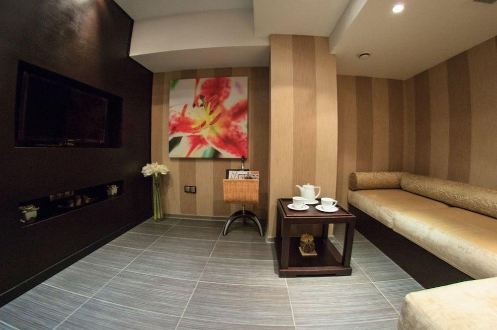 Donatello Boutique Hotel Almaty Exterior photo